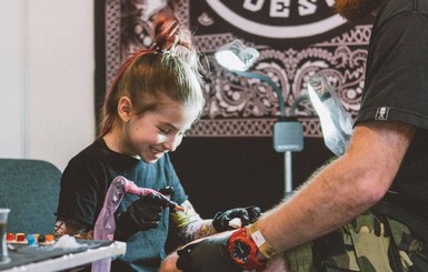 В Одессе 7-летняя девочка работает тату-мастером