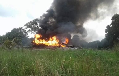 В Нигерии взорвался бензовоз, погибли более 50 человек