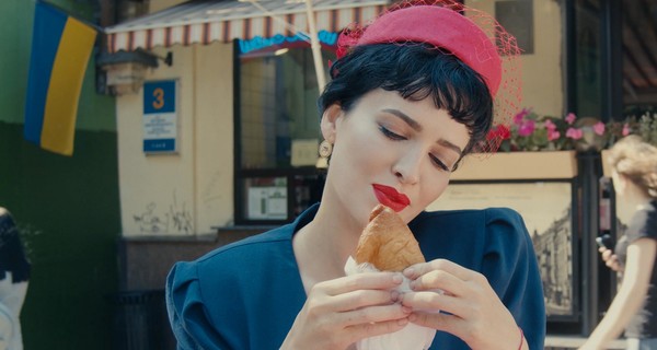 Даша Астафьева спустилась в метро и перешла на фаст-фуд ради искусства