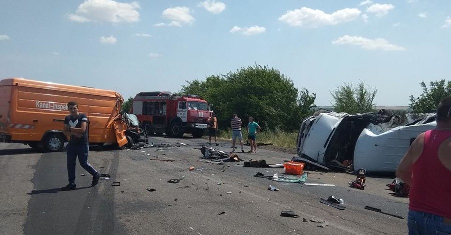 На Николаевщине столкнулись маршрутка и грузовик: погибла девушка, 15 людей - в больнице