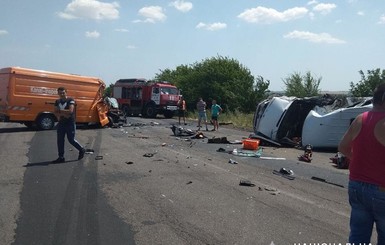 На Николаевщине столкнулись маршрутка и грузовик: погибла девушка, 15 людей - в больнице