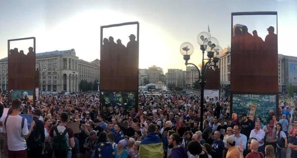 На Майдане протестуют против регистрации кандидатами в депутаты Шария и Клюева