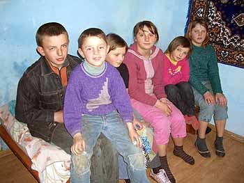 Шестнадцатилетний Андрей воспитывает двух братьев и пять сестер 