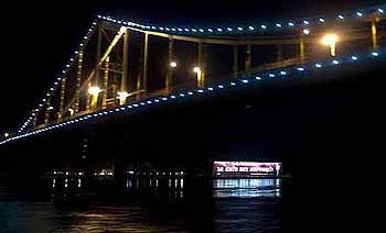 Киевские мосты подсветили новыми лампами 