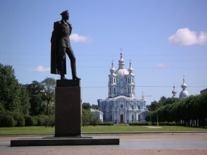 Мариупольские СБУшники уговорили депутатов снести памятник Дзержинскому. 