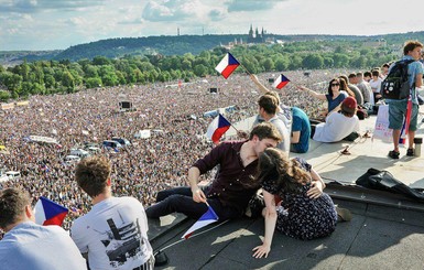 Крупнейшие протесты в Чехии устроили студенты: 