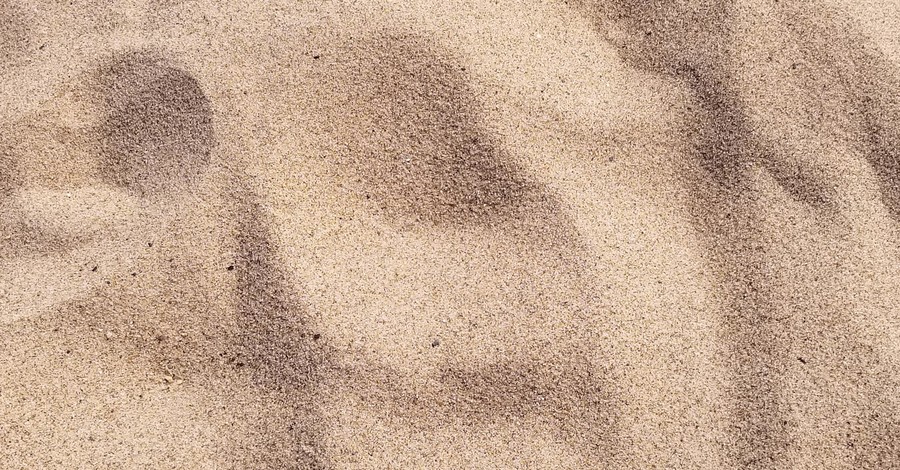 На Львовщине ребенка похоронило под толщей песка