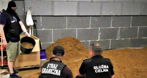 Польские правоохранители задержали 12 украинцев за производство поддельных сигарет