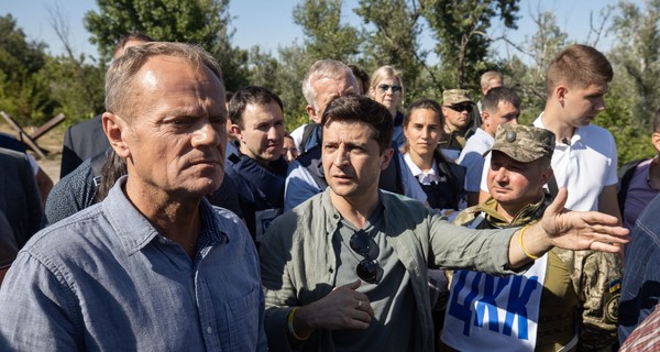 Зеленский и Туск дошли до разрушенного моста в Станице Луганской