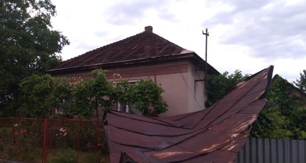 Сорванные крыши и град размером с куриное яйцо. На Закарпатье прошел мощный ураган