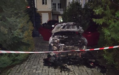 В Херсоне сгорело авто доверенного лица кандидата в народные депутаты Павла Павлиша