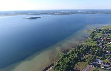 Самое глубокое озеро Украины отошло от берегов на 50 метров