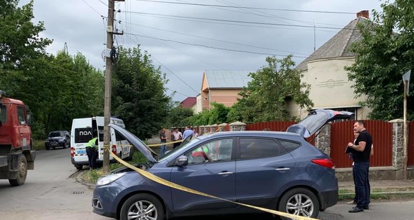 В Ужгороде во время обстрела машины офицера полиции пострадала пенсионерка