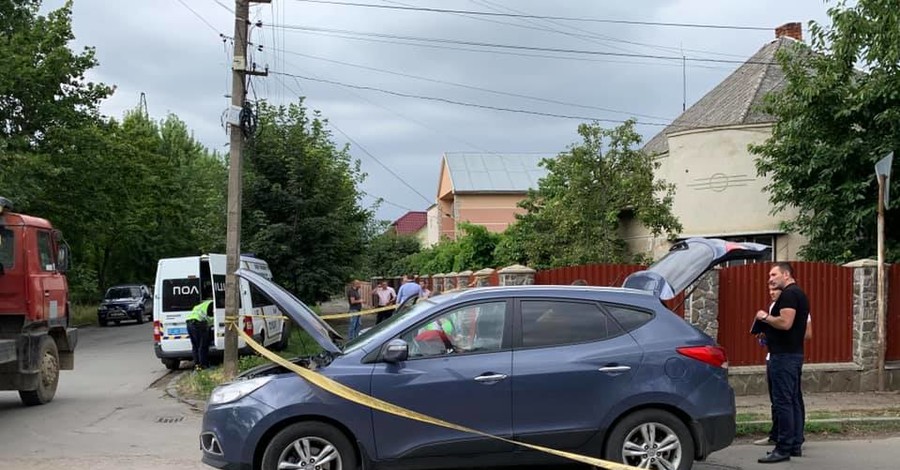 В Ужгороде во время обстрела машины офицера полиции пострадала пенсионерка
