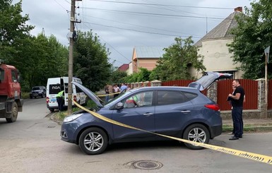 В Ужгороде во время обстрела машины офицера полиции пострадала пенсионерка