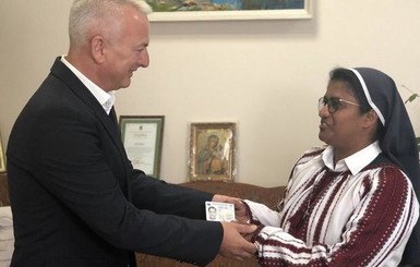 Зеленский дал гражданство индийской монахине Лиджи. Кто она такая