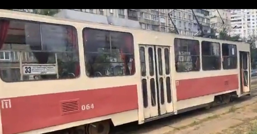 В Киеве у трамвая отказали тормоза, пассажиры выпрыгивали на ходу
