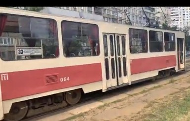 В Киеве у трамвая отказали тормоза, пассажиры выпрыгивали на ходу