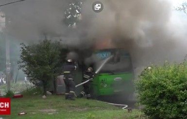 В Харькове загорелась маршрутка с людьми: пассажиры выпрыгивали на ходу