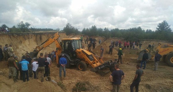 В Ровенской области детей засыпало песком в карьере, тело одного из них нашли спустя три часа