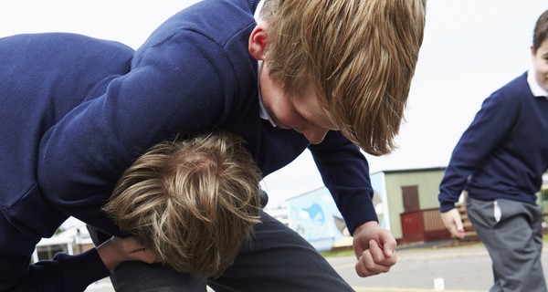 Школьника за драку наказали 100 тысячами гривен и годом условно