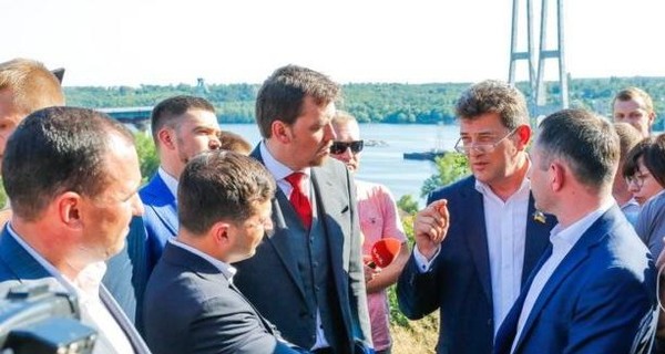 Президент Зеленский с Владимиром Буряком приняли решение о завершении строительства мостов в Запорожье