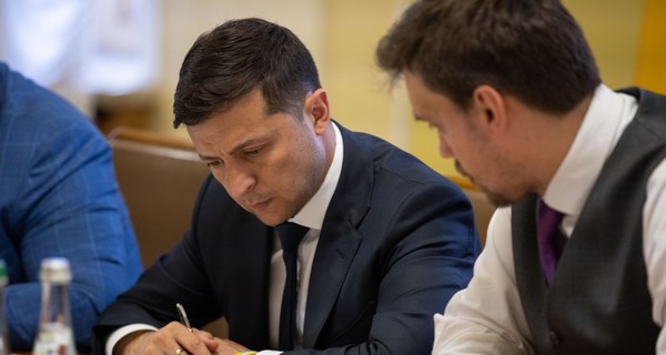 Зеленский отправил в отставку Чалого и еще десять послов Украины
