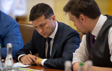 Зеленский отправил в отставку Чалого и еще десять послов Украины
