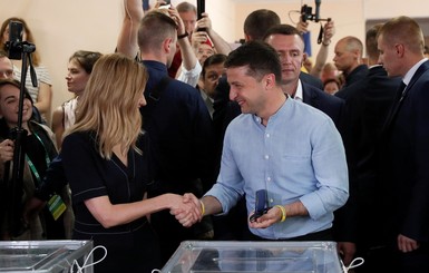 Зеленский проголосовал с женой и рассказал, чего ждет от новых депутатов и премьера