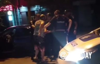 В Запорожье мужчина угнал такси с пассажиром и едва не задавил двоих людей