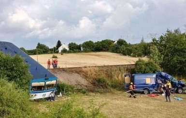 В Чехии поезд снес автобус с заробитчанами: погибла украинка