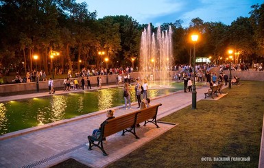 Заплывы в пруду, пустые бутылки, попытки украсть лебедей: как в Харькове радуются реконструкции сада