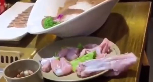 Интернет взорвало видео со сбежавшей из тарелки сырой куриной грудкой