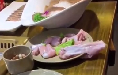 Интернет взорвало видео со сбежавшей из тарелки сырой куриной грудкой