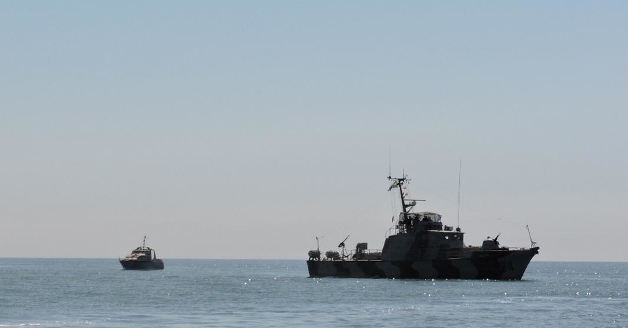 У берегов Мариуполя украинские корабли подсвечивали 