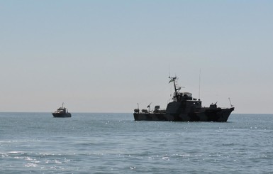 У берегов Мариуполя украинские корабли подсвечивали 