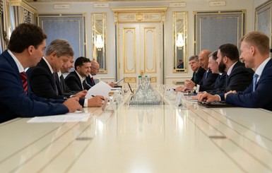 Зеленский встретился с Куртом Волкером и обсудил ситуацию на Донбассе