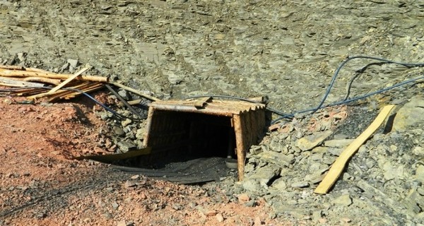 На Донбассе в шахте погибли два горняка