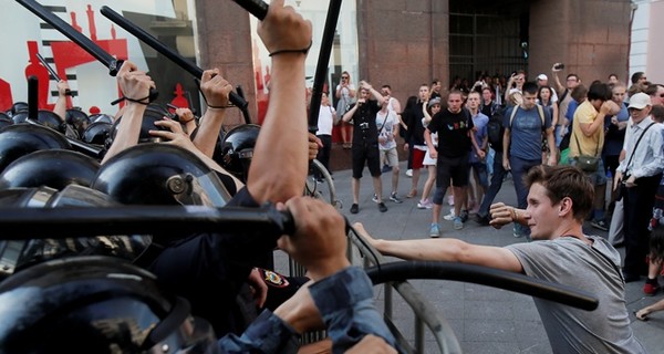В Европе обеспокоены нарушением демократии в России и массовыми задержаниями в Москве