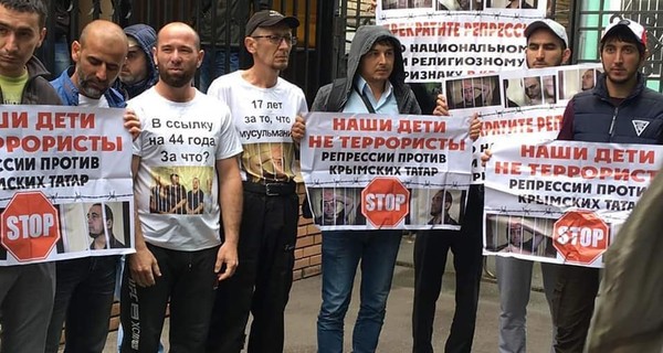 В Москве задержанным во время митинга крымским татарам избрали меру пресечения