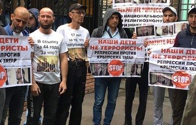 В Москве задержанным во время митинга крымским татарам избрали меру пресечения