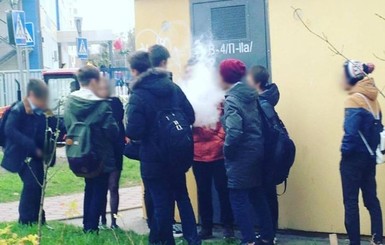 Bne IntelliNews: Отсутствие жесткого законодательного регулирования привело к тому, что каждый пятый подросток в Украине курит вейпы и IQOS