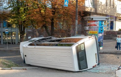 В Днепре перевернулась маршрутка: в больницу попали 13 человек