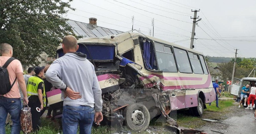 В Тернопольской области от фуры оторвался прицеп и снес пассажирский автобус