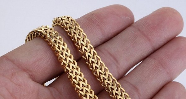 В Киеве мужчину забрызгали слезоточивым газом за кражу цепочки