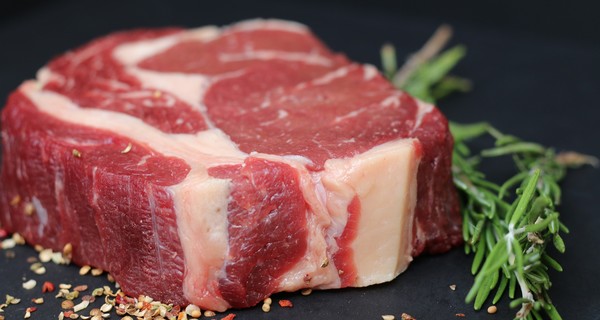 Ученые установили связь между употреблением красного мяса и раком груди 