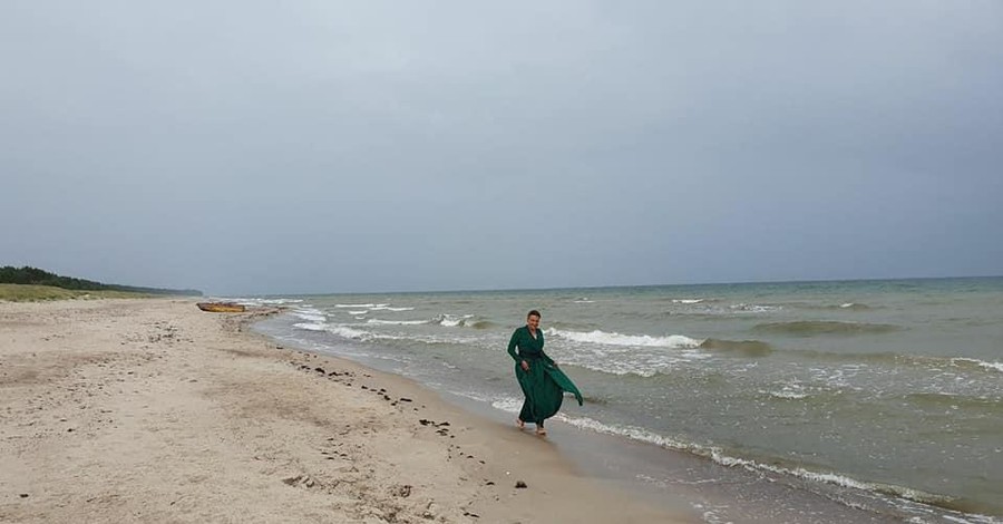 Савченко в изумрудном платье окунулась в Балтийское море: 