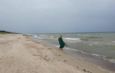 Савченко в изумрудном платье окунулась в Балтийское море: 