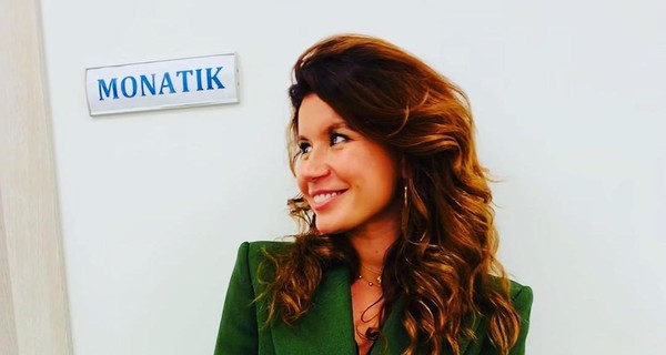 Жена Монатика показала фигуру в купальнике