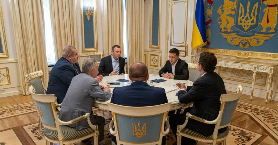 Зеленский встретился с представителями крымских татар